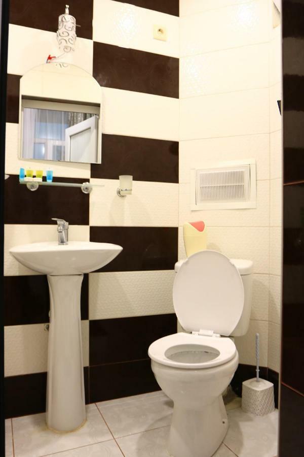 Rainbow Rooms Apart Hotelマヒンジャウリ エクステリア 写真